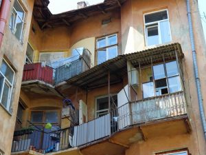 Violazione decoro architettonico condominiale