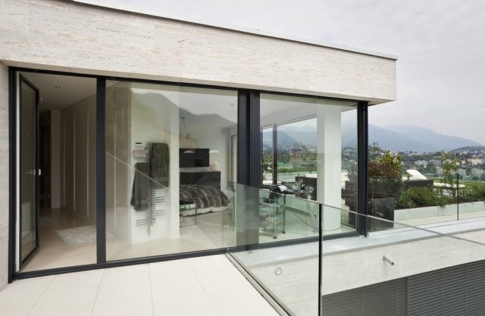 Chiusura del balcone in veranda: quando è legittima, quali sono i ... Balcone chiuso da vetrate