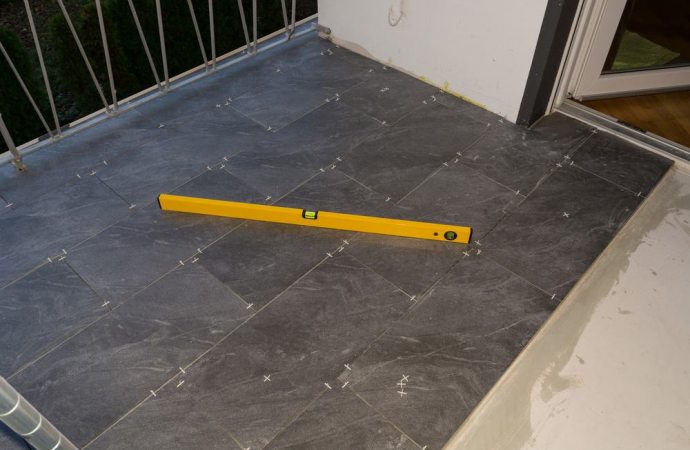 Sostituzione delle mattonelle del proprio balcone: lintervento ... Rifacimento terrazzo condominiale