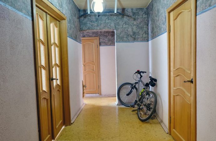 bicicletta altro inquilino appoggiata sulla porta mio garage