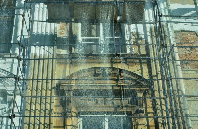 Spese rifacimento facciata, paga anche chi non è daccordo La tinteggiatura esterna è manutenzione ordinaria o straordinaria