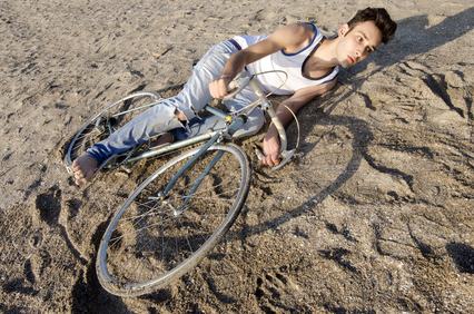 caduta dalla bicicletta risarcimento danni per rivolo d'acqua in rotatoria