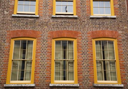 Infissi privati e decoro architettonico Sostituzione serramenti comunicazione al comune