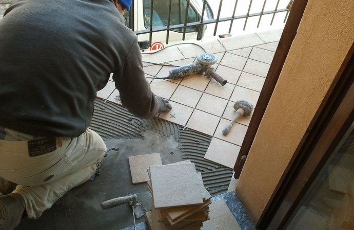 Sostituzione pavimentazione balconi e decoro del condominio Rifacimento terrazzo condominiale