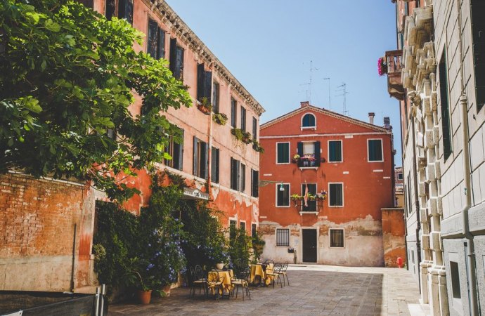 Costituzione di una servitù su parti condominiali Estinzione servitù di passaggio