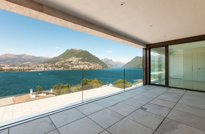Via la veranda sul terrazzo che rovina laspetto architettonico Veranda sul balcone