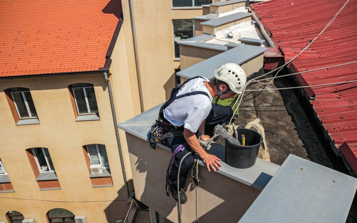 Lavori di manutenzione del tetto e delle facciate. Con gli operai “acrobati” si evitano i ponteggi