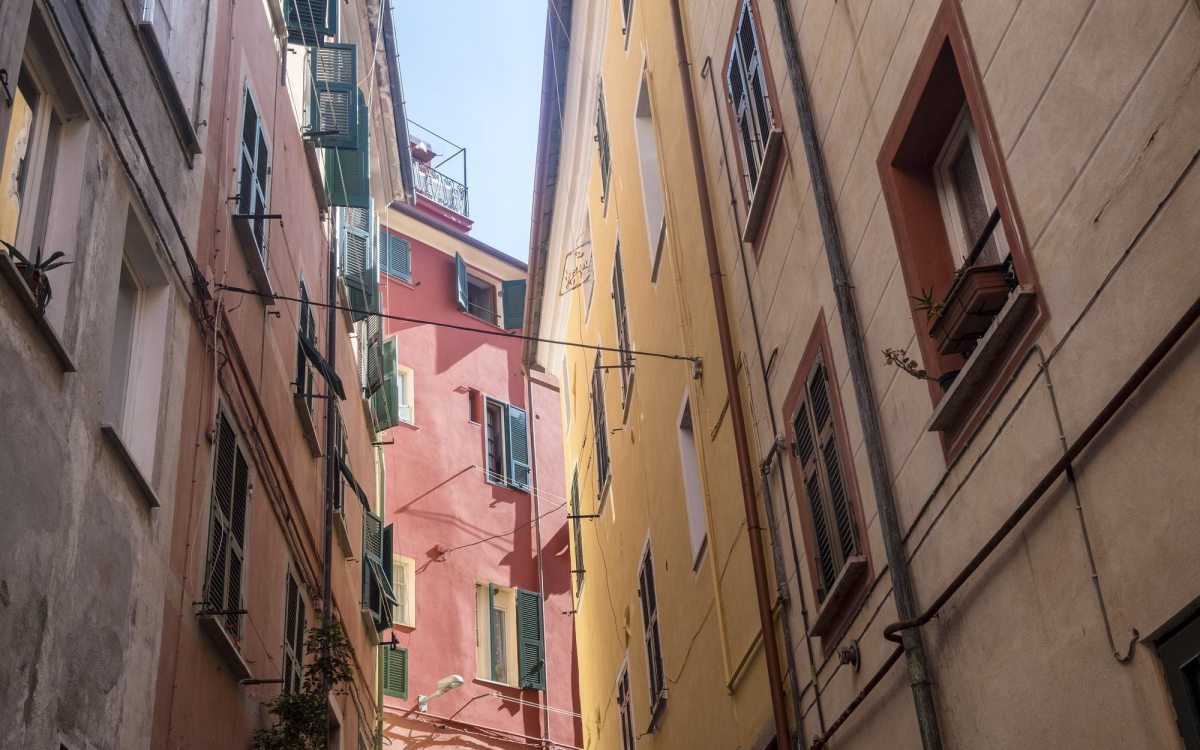 Norme sulle distanze legali tra edifici: non si applicano se la strada che li separa è pubblica
