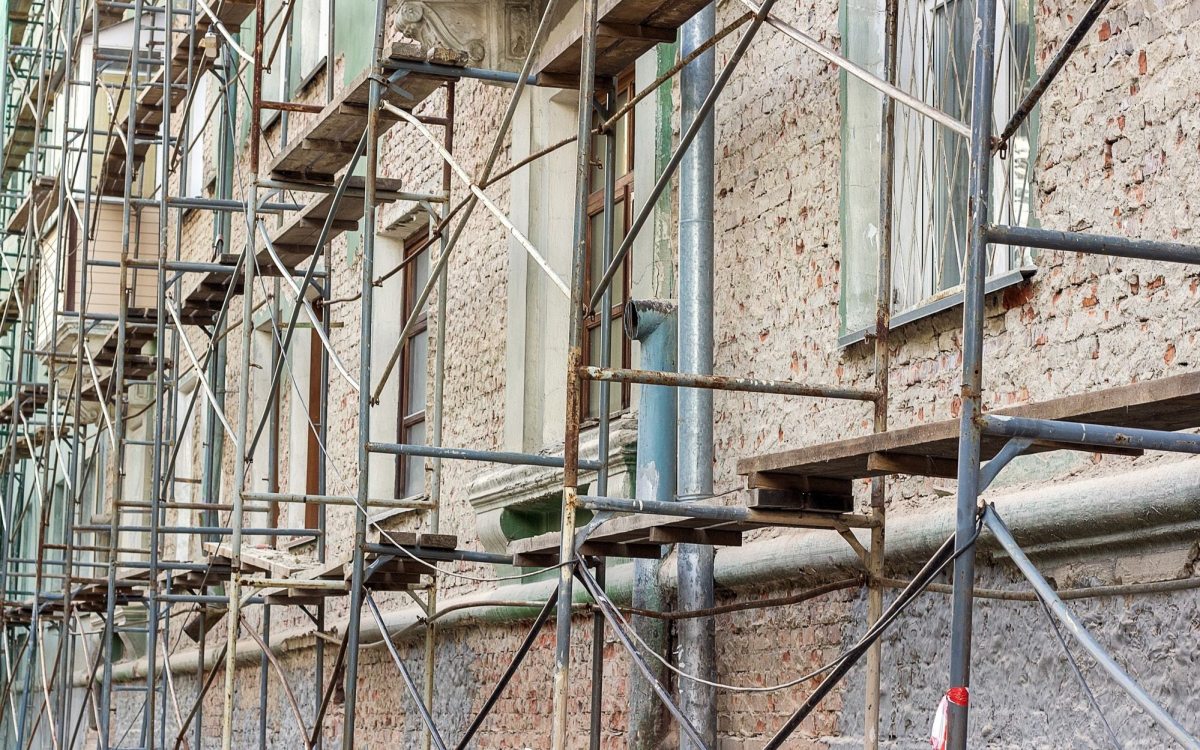 Ponteggi e attività commerciale privata di spazio privato utile: il comodatario di un condomino può pretendere l’indennità prevista dall’articolo 843 c.c.?