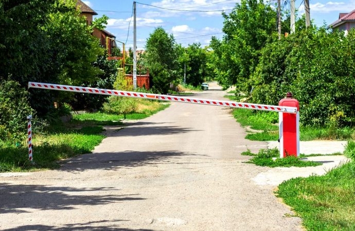 Quando si può affermare che una strada condominiale è gravata da servitù pubblica?