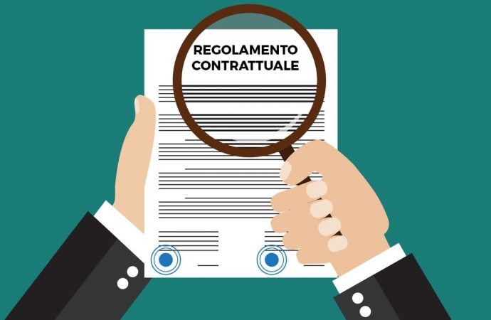 Non ha natura contrattuale la clausola del regolamento di condominio che disciplina l’uso del cortile comune