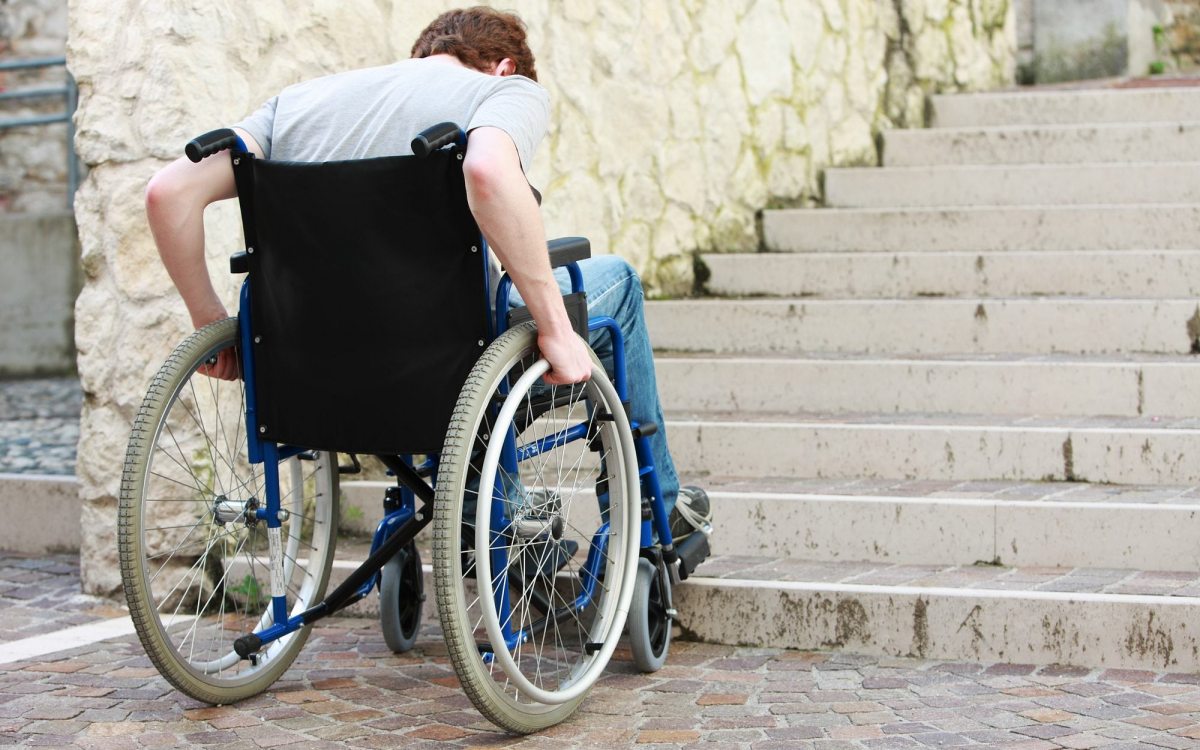 Il portatore di handicap può richiedere i danni al Comune che rilascia sanatoria e permesso di agibilità su un immobile con barriere architettoniche?