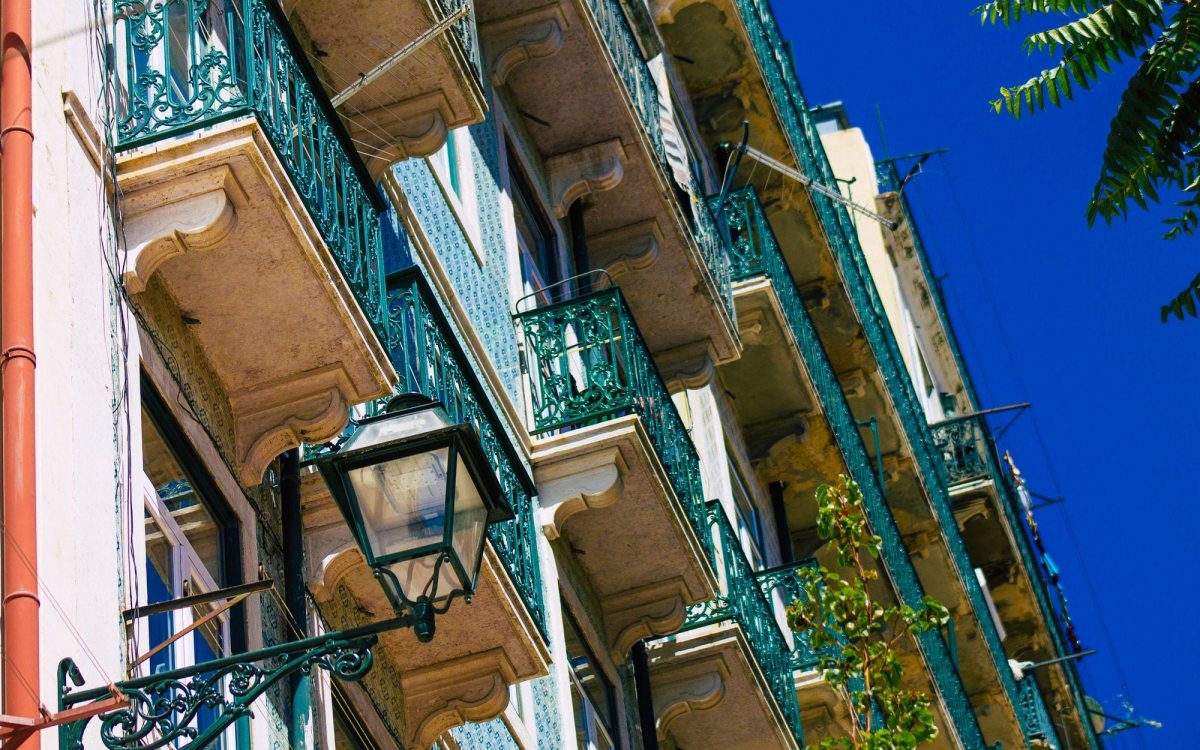 Singolo condomino che modifica parte della sua terrazza a livello con la realizzazione di ambienti chiusi