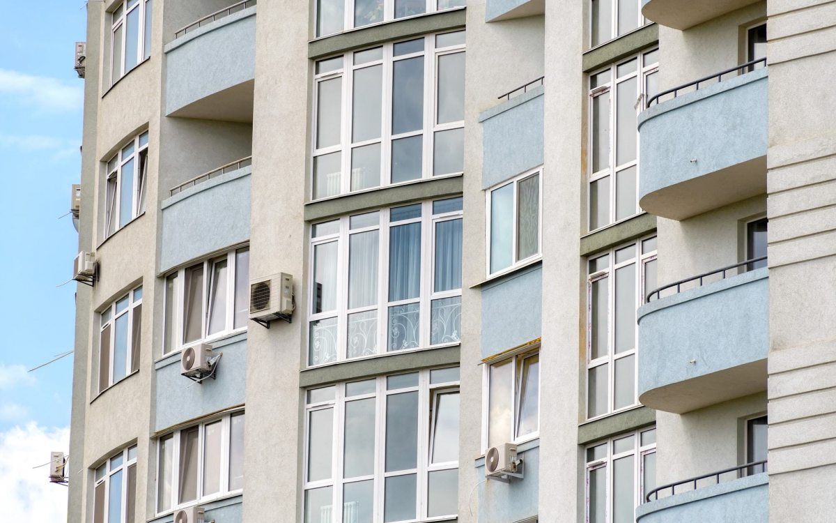 Balconi “aggettanti” e balconi “incassati”: gli interventi manutentivi e di messa in sicurezza di competenza dell’assemblea condominiale