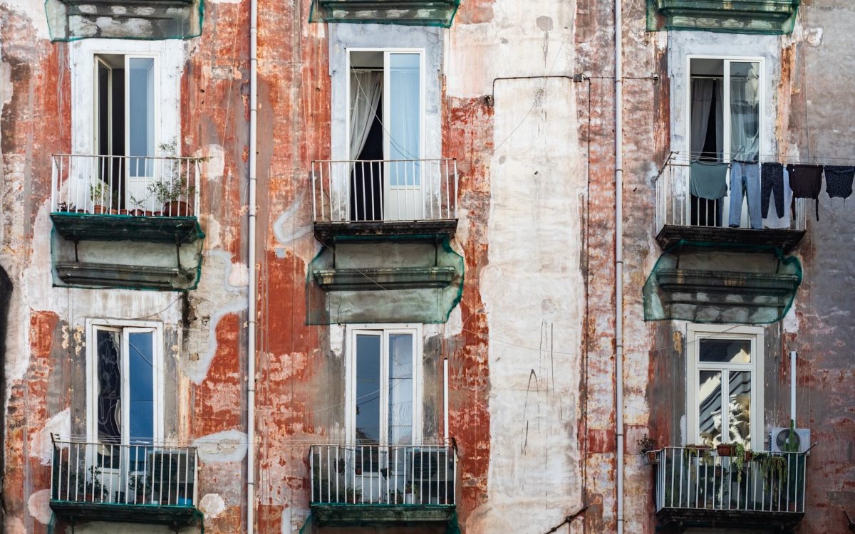 Cornicione pericolante: il condomino non può pretendere che il Comune ordini al condominio i lavori di ripristino