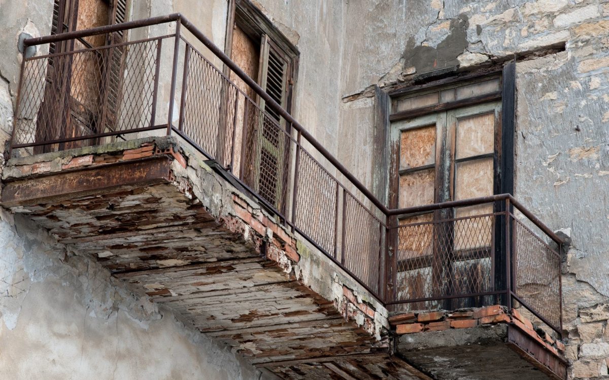 Crollo del balcone: il condominio è responsabile