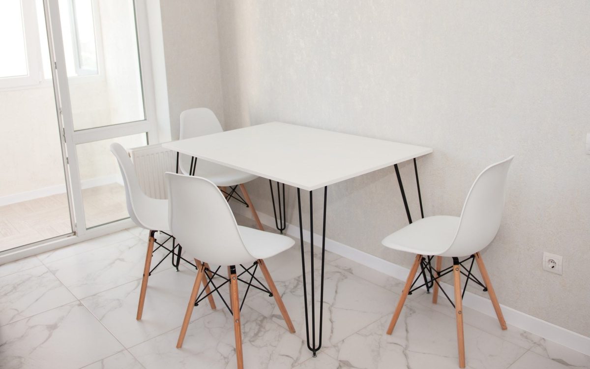 Rumore di sedie in condominio: che fare?