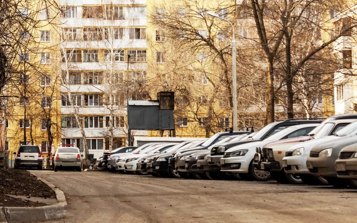 Il condomino che abbandona la macchina nel suo posto auto o nel box privato deve pagare l’assicurazione?