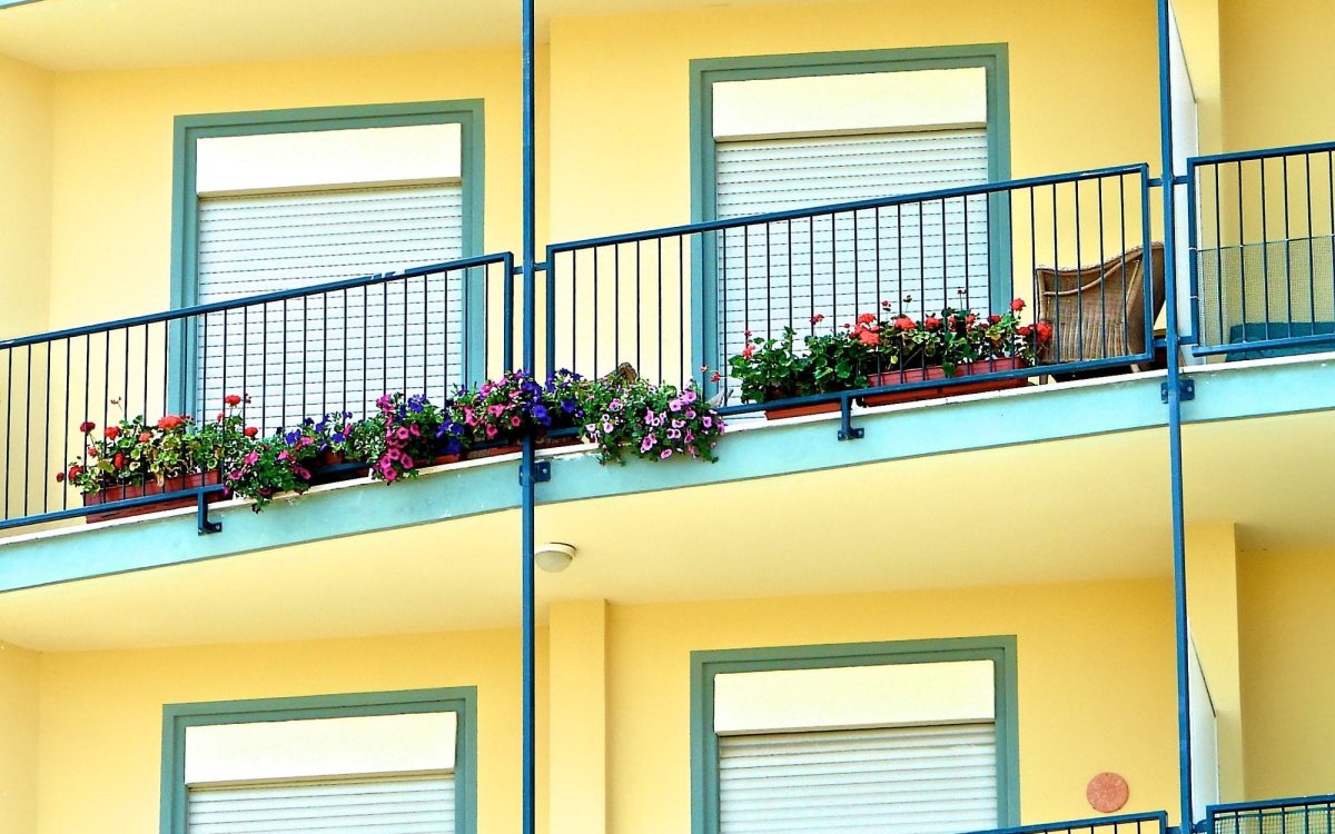 Installazione di divisorio del balcone in legno alto due metri e contestazione del vicino: il problema distanze legali