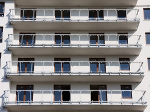 Balconi. La questione relativa alla proprietà. Balconi aggettanti e balconi incassati: differenze.
