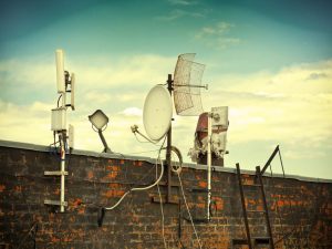 Antenne in condominio. L'antenna centralizzata e quella autonoma. Il segnale analogico terrestre, quello digitale e l'impianto satellitare. Differenze normative.