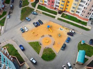 Cortile condominiale. Definizione comune e tecnico - giuridica del termine.