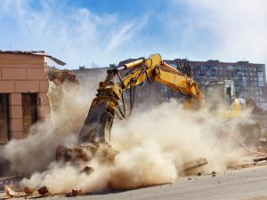 Opere abusive e ordine di demolizione. Il proprietario del terreno ed il realizzatore dell'opera abusiva.