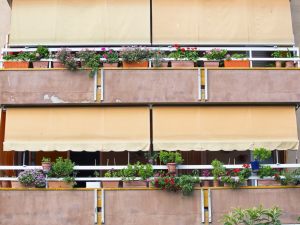 Installazione di tende da sole in condominio. Le cose da sapere prima di provvedere all'apposizione della tenda.