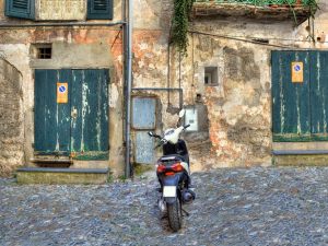 Parcheggio del motorino nel cortile condominiale: costituisce uso illecito della cosa se vietato dal regolamento