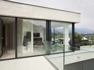 Chiusura del balcone in veranda: quando è legittima, quali sono i limiti e quali le conseguenze?