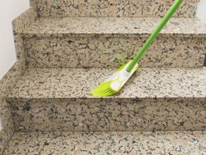 Il servizio di pulizia delle scale nel condominio parziale: come decidere per l'assegnazione dell'incarico