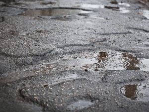 Insidia e trabocchetto: il condominio è responsabile se l'ostacolo che causa il danno è imprevedibile
