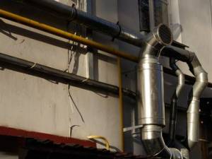 Canna fumaria: quando può essere installata sulla parete comune. Le condizioni e le limitazioni contrattuali