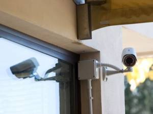 Che cosa può fare un condominio quando scopre che il suo vicino ha installato delle telecamere che riprendono le parti comuni?