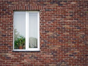 Che cosa posso ottenere dal mio vicino che ha aperto una finestra irregolare sulla mia proprietà?