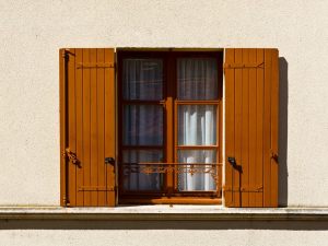 Aperture di finestre e luci: il vicino può sempre chiedere l'eliminazione delle difformità