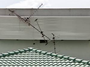 Si può essere condannati, anche senza essere visti, se si danneggia l'antenna del proprio vicino?
