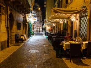 Ai vicini non piace la pizzeria “fumosa” con la canna fumaria sporca e difettosa.