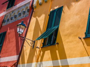 Lecita l'apertura di finestre sul muro perimetrale che si affaccia sul cortile interno