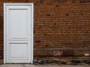 Non aprite quella porta! Illecita l'apertura di un varco sul muro perimetrale condominiale