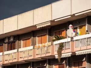 Legittimo lo sgombero dalla casa popolare per lo straniero assente per un lungo periodo