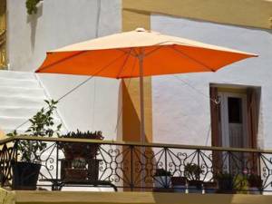 Il regolamento condominiale può vietare l'installazione di ombrelloni sui terrazzi?