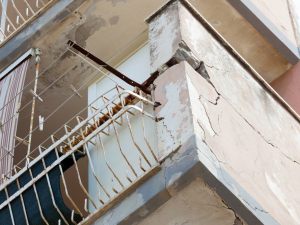 Chi paga la sostituzione della ringhiera del balcone aggettante?