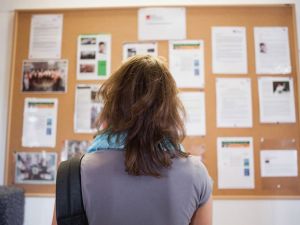 Cosa accade se l'amministratore pubblica nella bacheca condominiale i nomi dei condomini morosi?