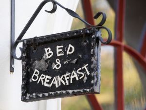 Bed and breakfast in condominio. Il regolamento contrattuale non trascritto è inopponibile all'acquirente