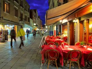 Legittima l'apertura di una pizzeria nel condominio qualora il regolamento non lo vieti espressamente.