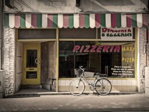 Per mangiare una pizza basta scendere al primo piano. L'appartamento può essere adibito a pizzeria se il regolamento non lo vieta