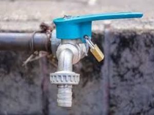 L'inquilino moroso sottrae acqua erogata dall'Amministrazione comunale. Ecco le conseguenze.