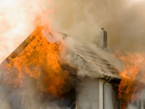 L'incendio causato dall'inadeguato isolamento della canna fumaria del camino legittima la responsabilità dell'appaltatore