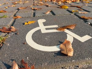 Parcheggiare nel posto riservato ai disabili è reato. Si rischia la condanna per violenza privata